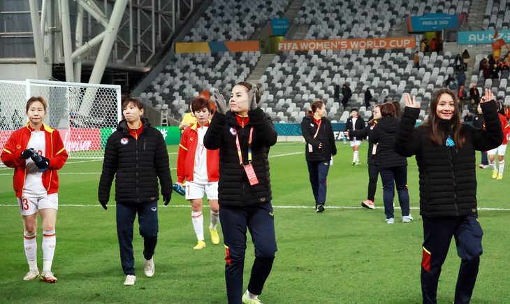 Các tuyển thủ nữ Việt Nam chia tay World Cup trong tình cảm của các kiều bào ở New Zealand  - Ảnh: TRUNG NGHĨA