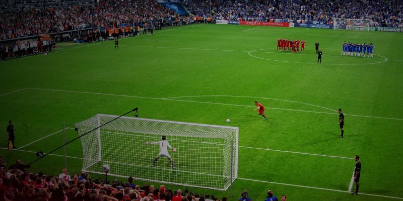 Khoảnh khắc thực hiện cú sút 11m đầy áp lực Khoảnh khắc thực hiện cú sút 11m đầy áp lực